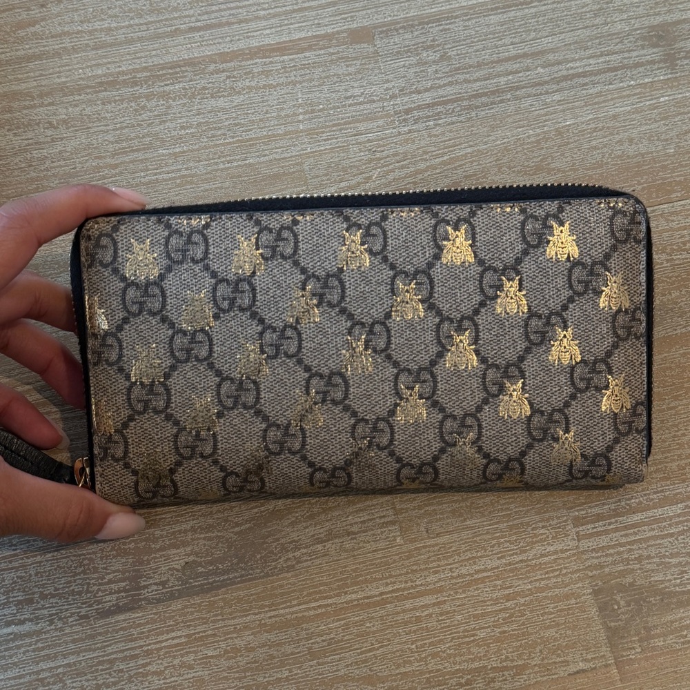 Gucci GG Supreme Zip Wallet with Gold Bee Motif - Picture 2 of 5